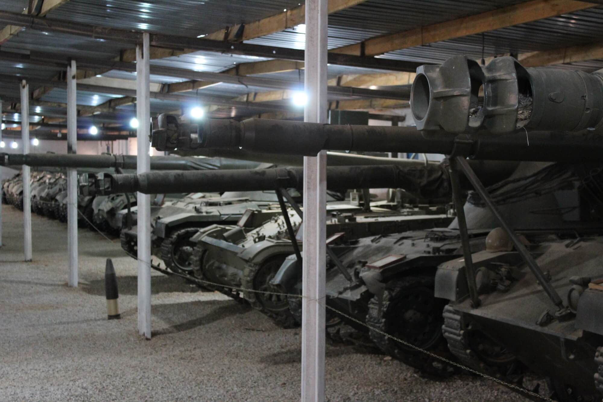Vehículos militares incautados por el ejército saharaui a Marruecos durante la guerra del Sáhara Occidental (1975-1991), expuesto en el Museo de la Resistencia de Rabuni. 