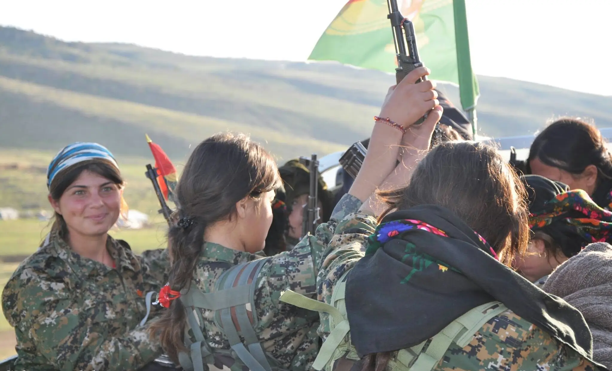 Mujeres yazidíes integrantes de las Unidades de Mujeres Êzidxan (YJÊ), septiembre de 2015 en Sinjar, Irak.