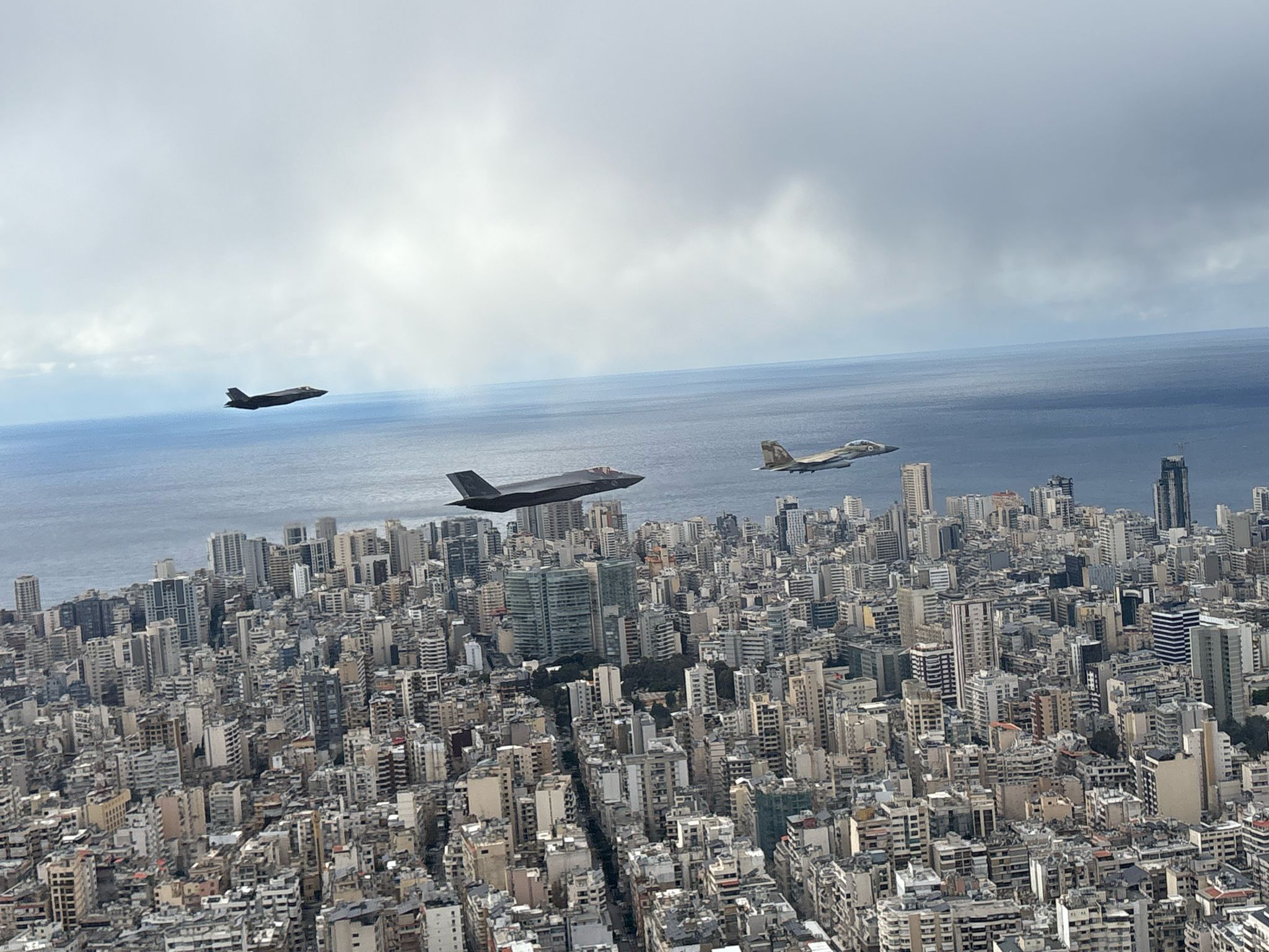 Aviones israelíes sobrevuelan el funeral de Hezbolá, en Beirut, Líbano.