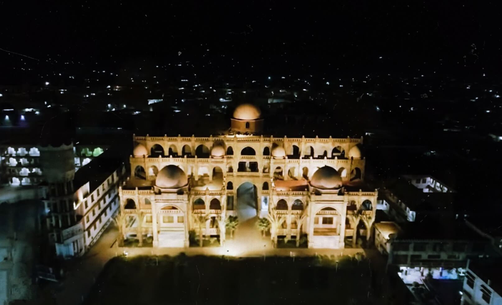 El Estado Islámico del Khorasan (ISIS-K) ataca la madraza Darul Uloom Haqqania, uno de los lugares de culto del movimiento talibán.  