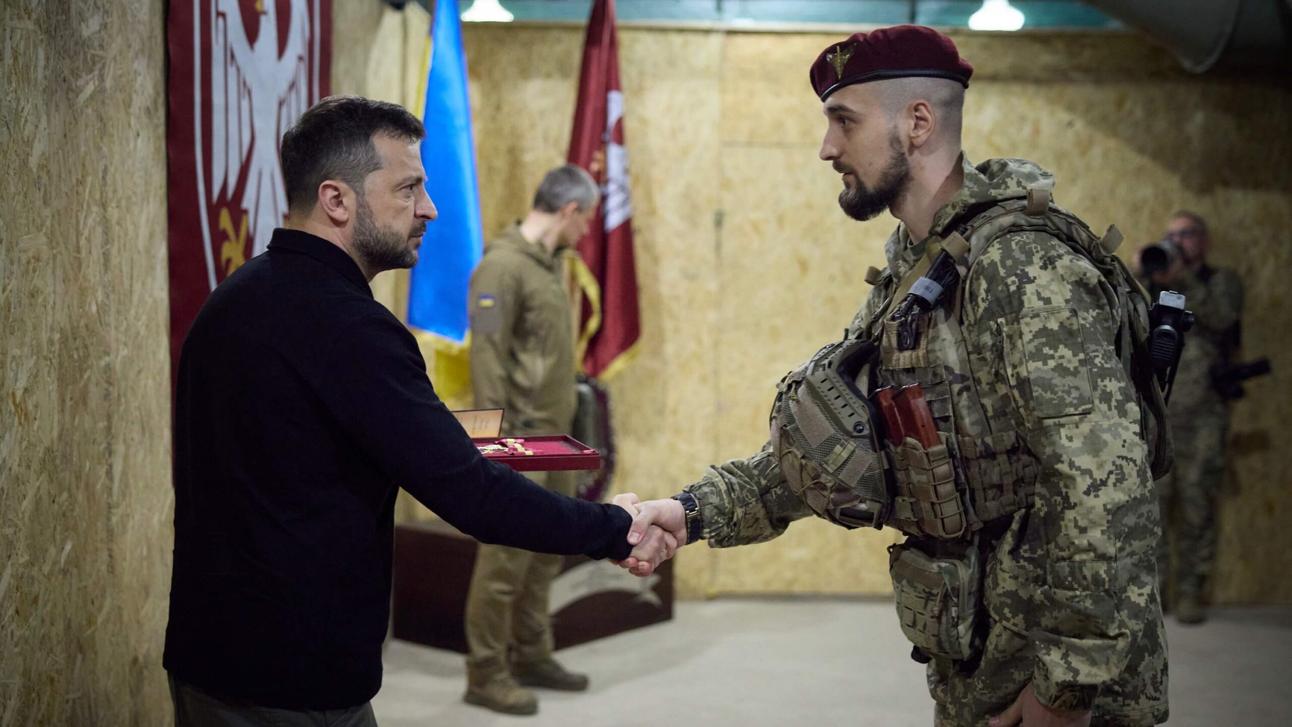 Volodímir Zelenski, presidente de Ucrania, visita en Sumy a las tropas desplegadas en la región rusa de Kursk, el 4 de octubre de 2024.