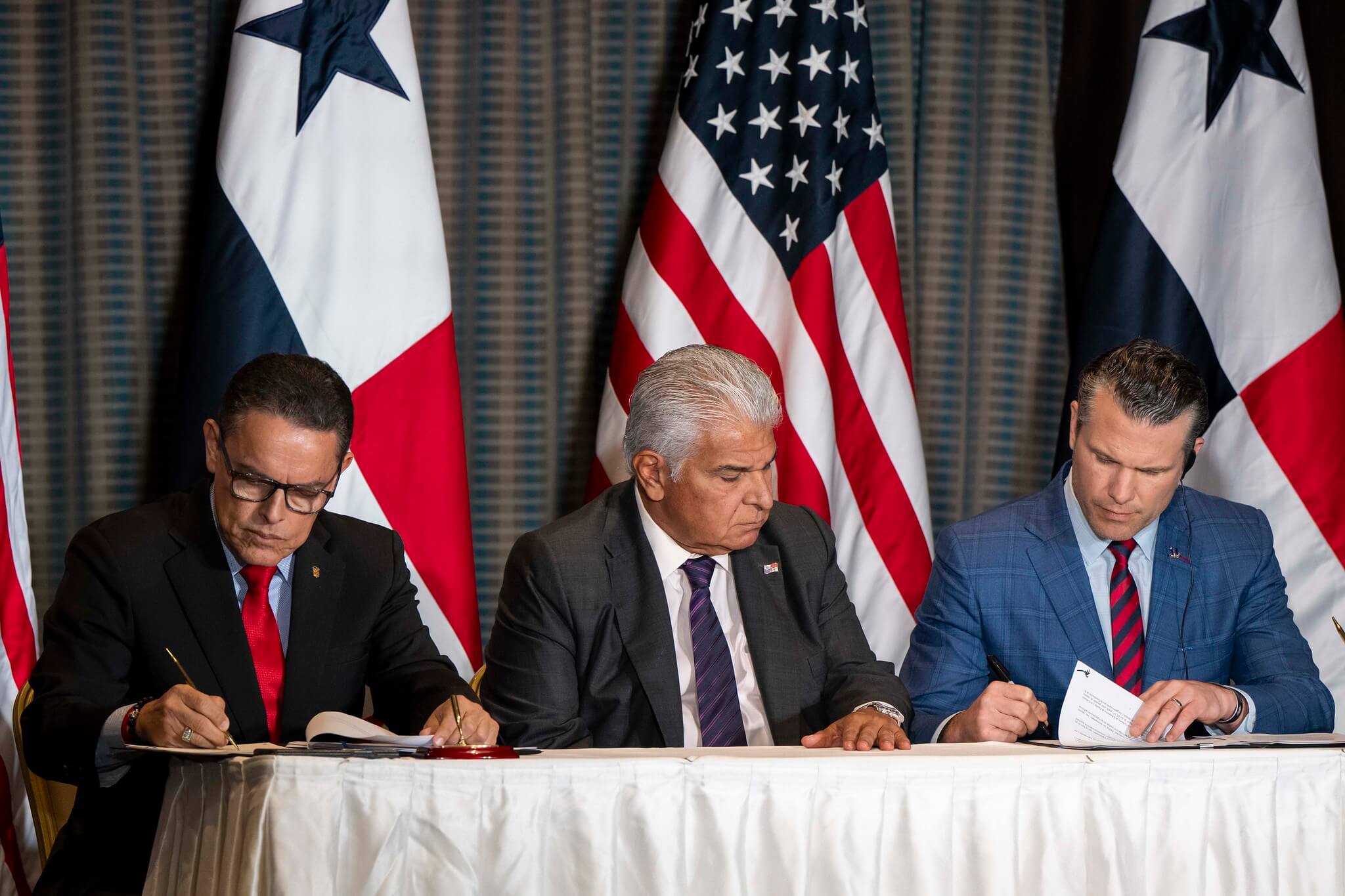 Pete Hegseth, José Raúl Mulino y Frank Alexis Abrego firman el memorando que autoriza el despliegue de tropas estadounidenses en Panamá.
