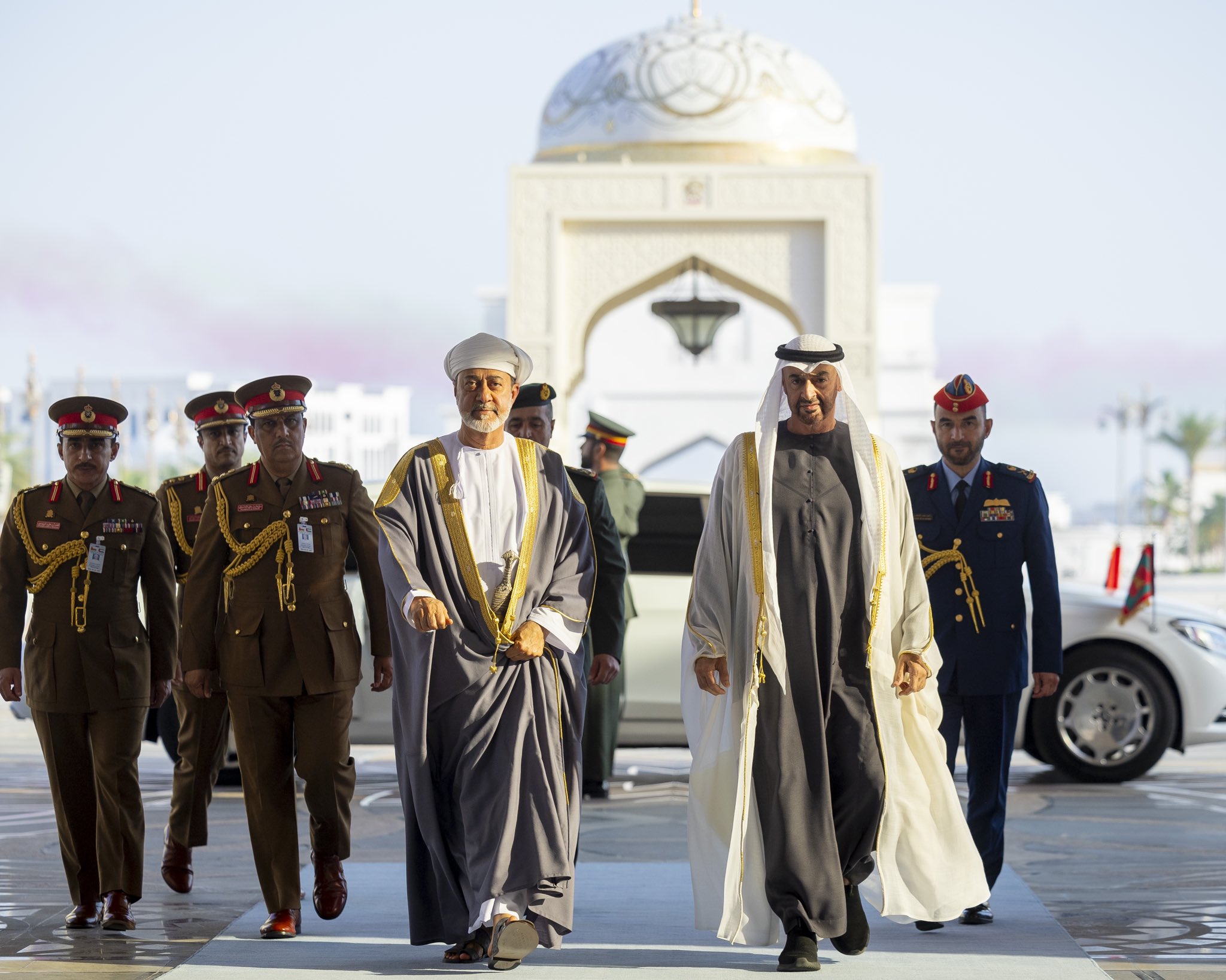 El sultán de Omán, Haitham bin Tariq, visita Emiratos Árabes Unidos, donde se reúne con el presidente Mohamed bin Zayed. 