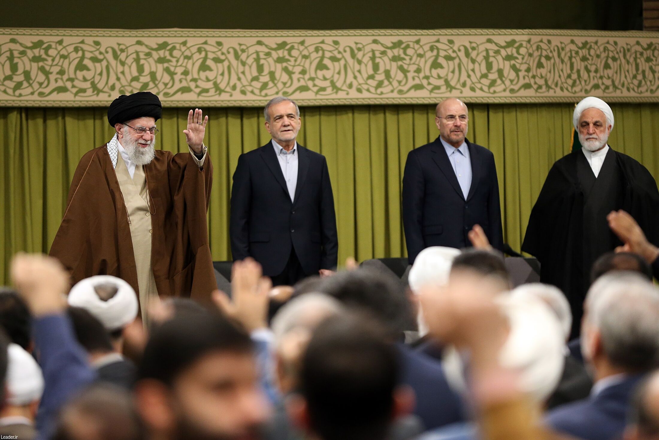 Alí Khamenei y otras figuras de Estado en la ceremonia de celebración del Eid al-Mab'ath