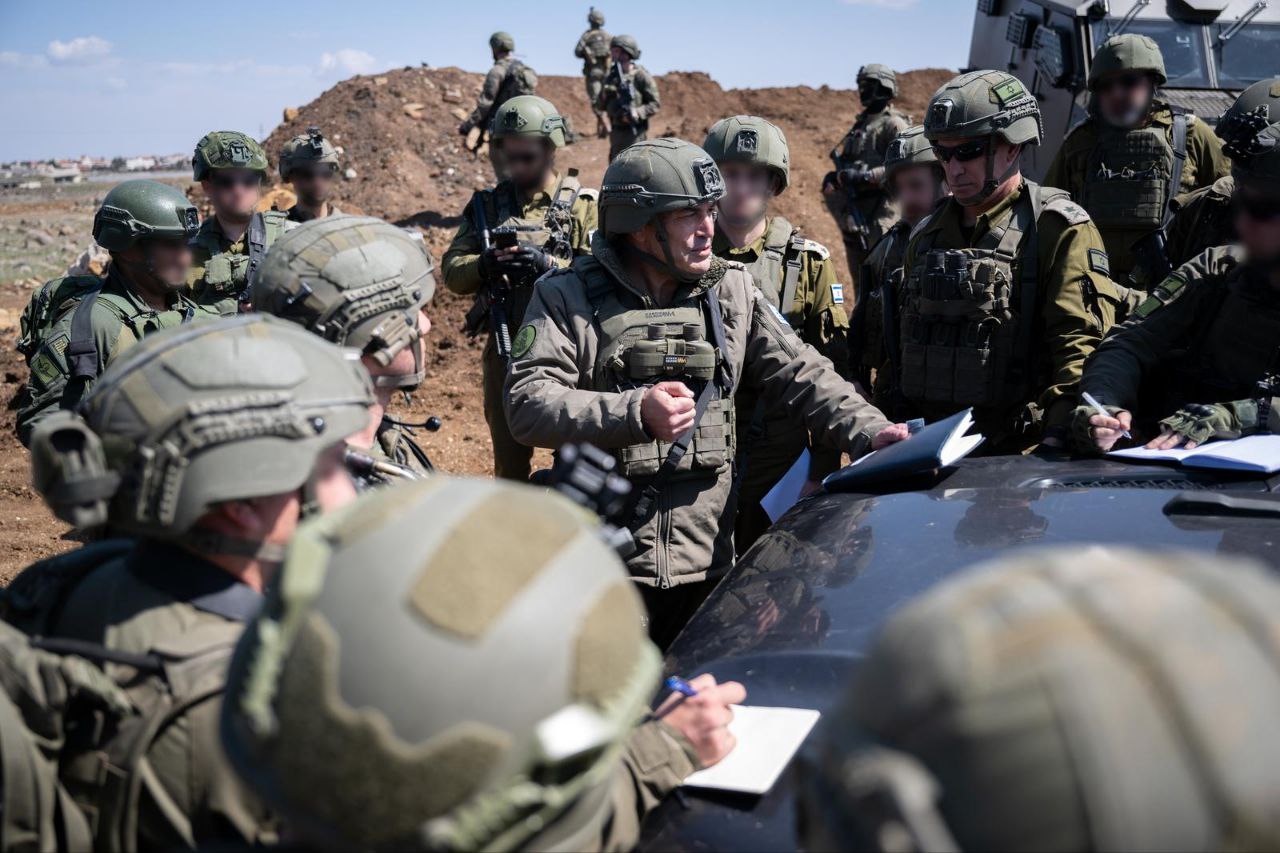 El Jefe de Estado Mayor de las FDI, Teniente General Eyal Zamir, visita a las tropas en el sur de Siria, territorio ocupado por el ejército israelí. 