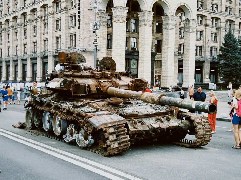Exposición de tanque destruido en Kiev