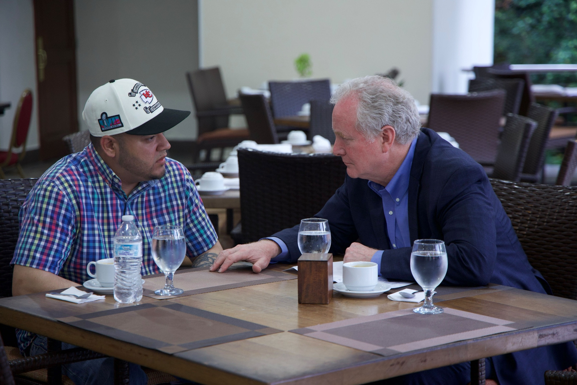 El senador Chris Van Hollen se reúne con Abrego García en El Salvador
