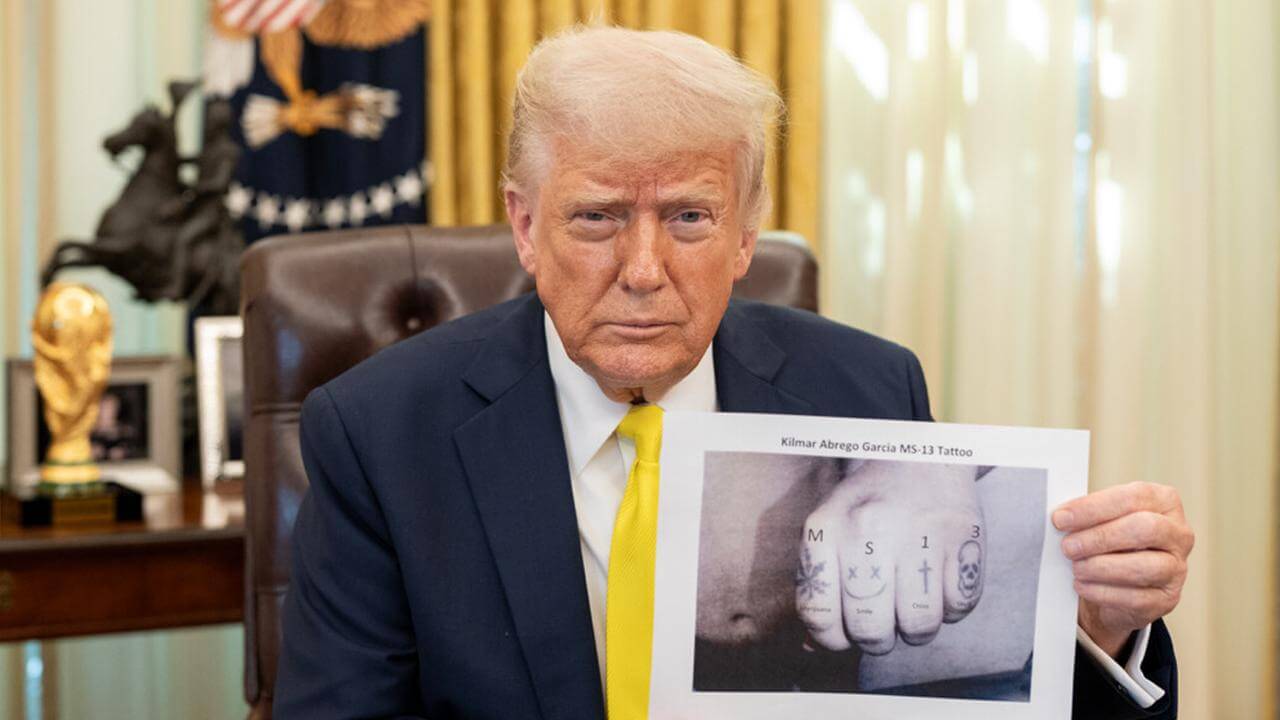 Donald Trump posando con una imagen alterada digitalmente que presentó como prueba fotográfica de la supuesta pertenencia de Kilmar Abrego García a MS-13. Fuente: la Casa Blanca.