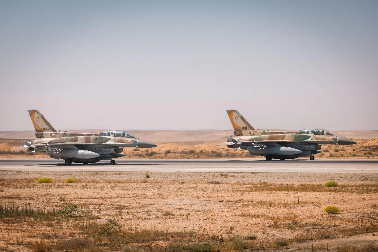 Dos cazas de las Fuerzas de Defensa de Israel participan en el ataque realizado contra el programa nuclear de Irán y otros objetivos militares y civiles, el 13 de junio de 2025.