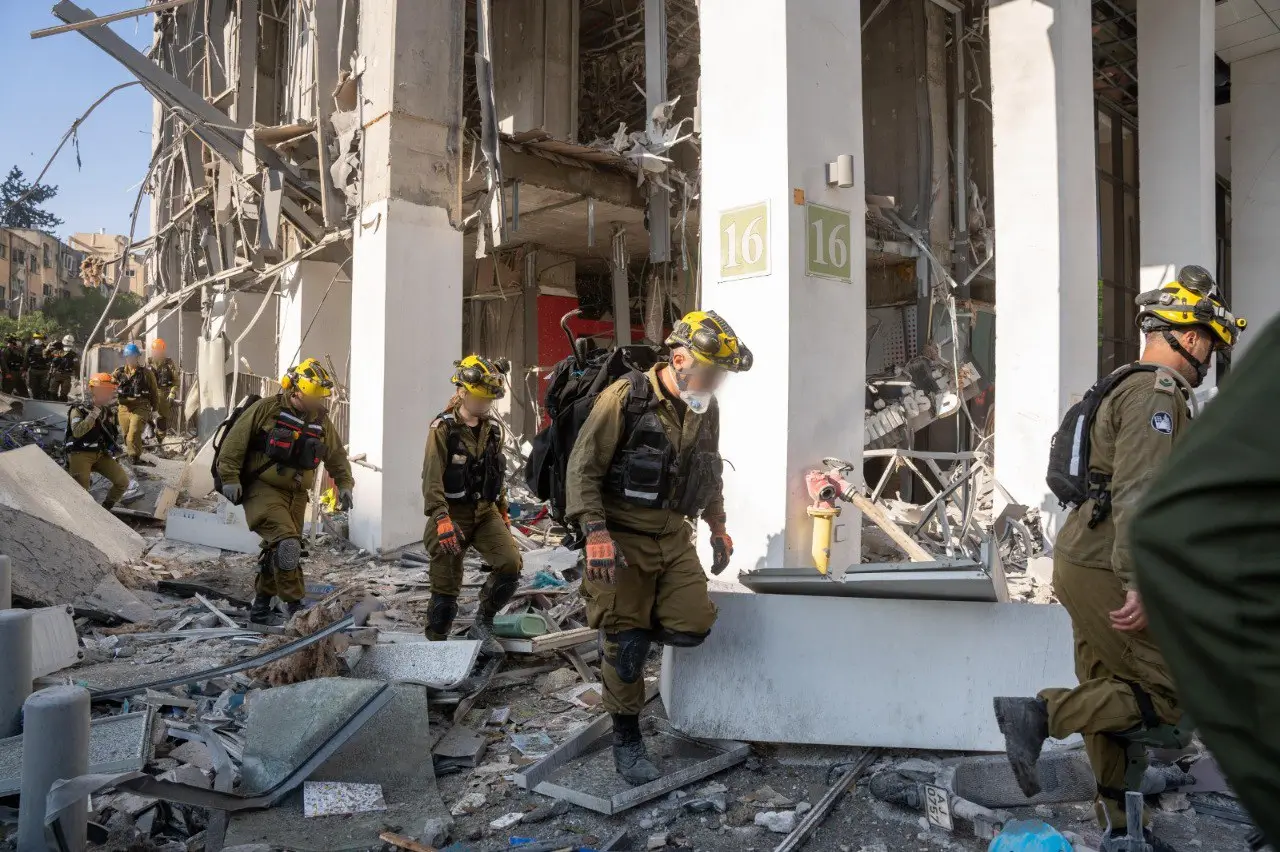 Equipos de rescate israelíes inspeccionan un edificio dañado por los ataques iraníes contra Tel Aviv. 