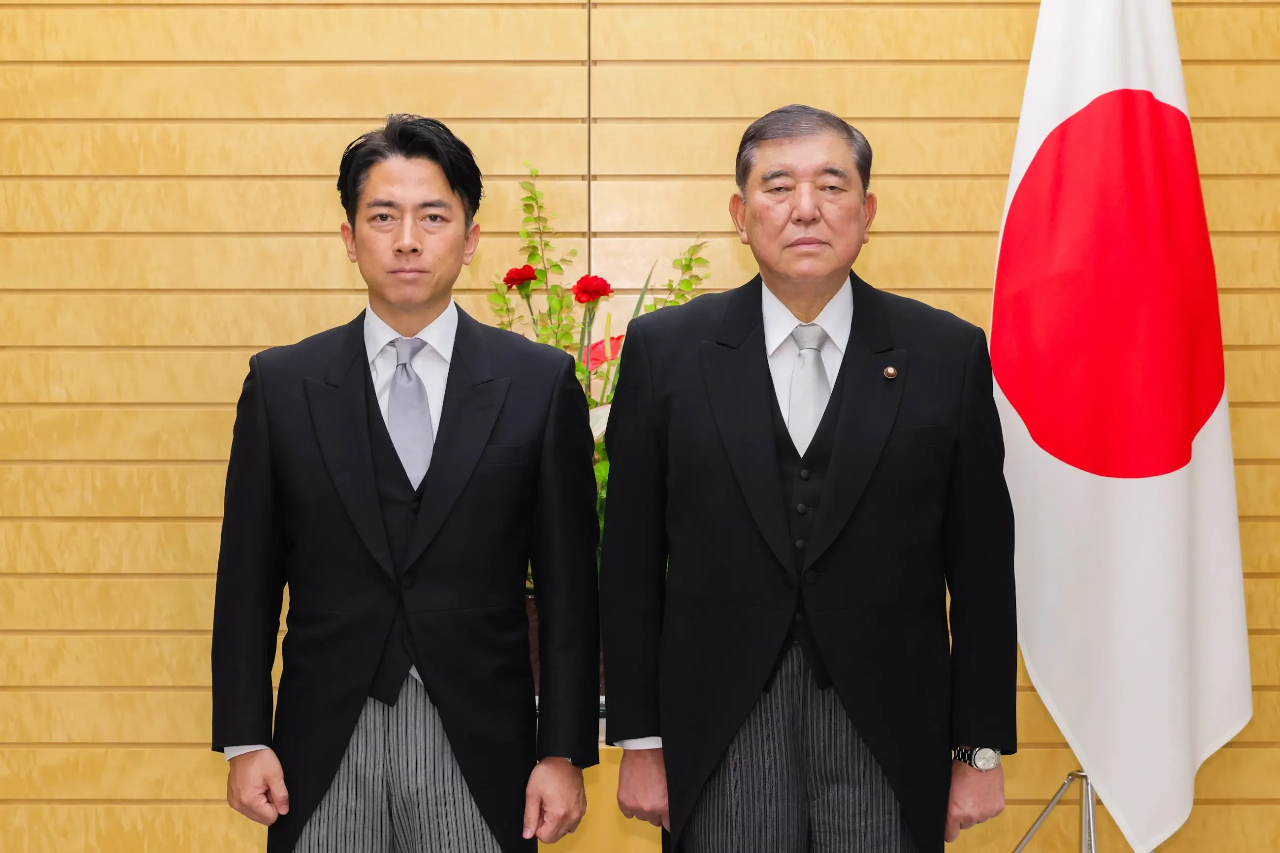 Shinjirō Koizumi, ministro de Agricultura, Silvicultura y Pesca de Japón, junto al primer ministro, Shigeru Ishiba. 