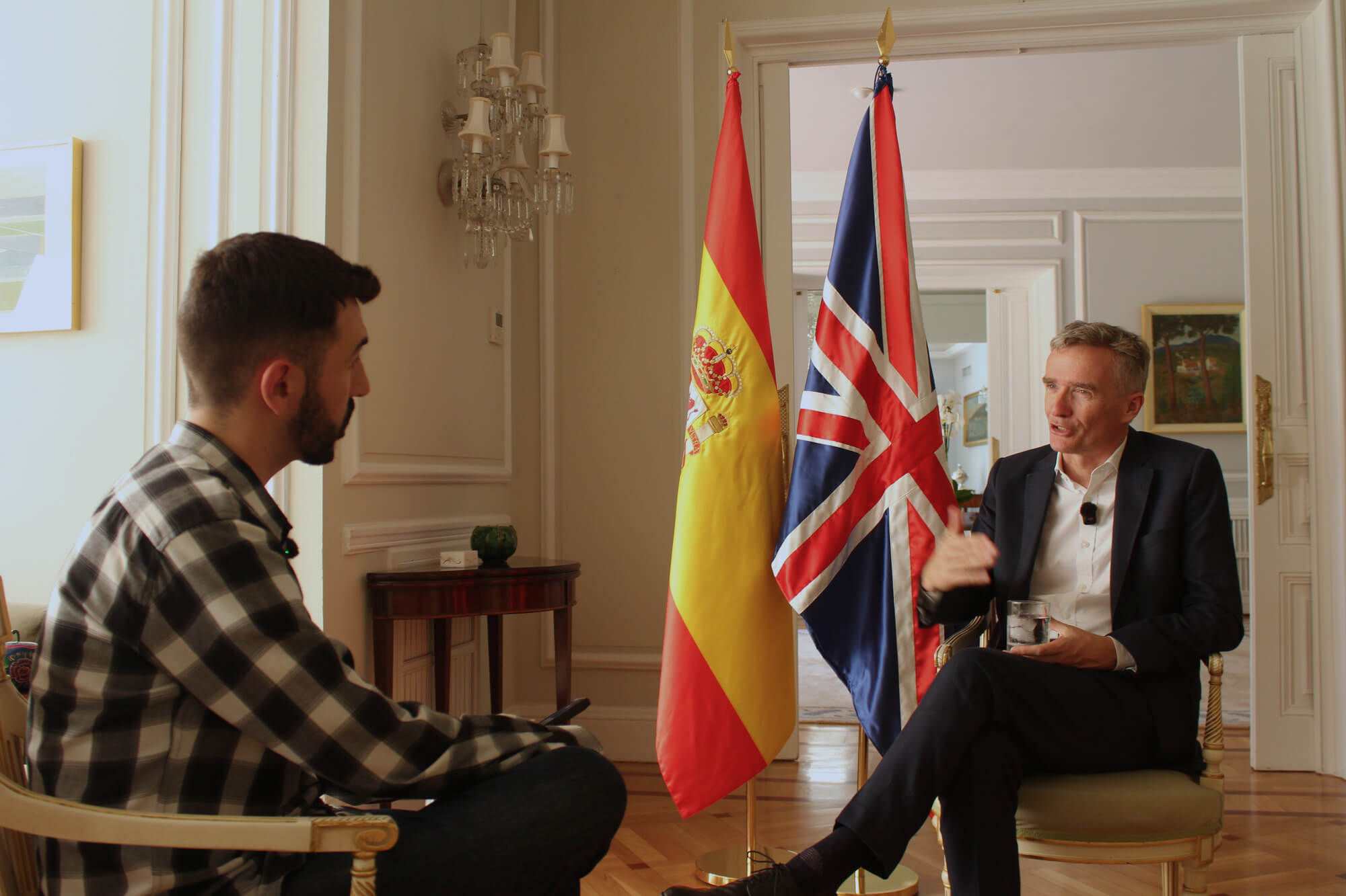 Alex Ellis, embajador del Reino Unido en España, nos recibe en su residencia para analizar diversas cuestiones de la actualidad internacional. 