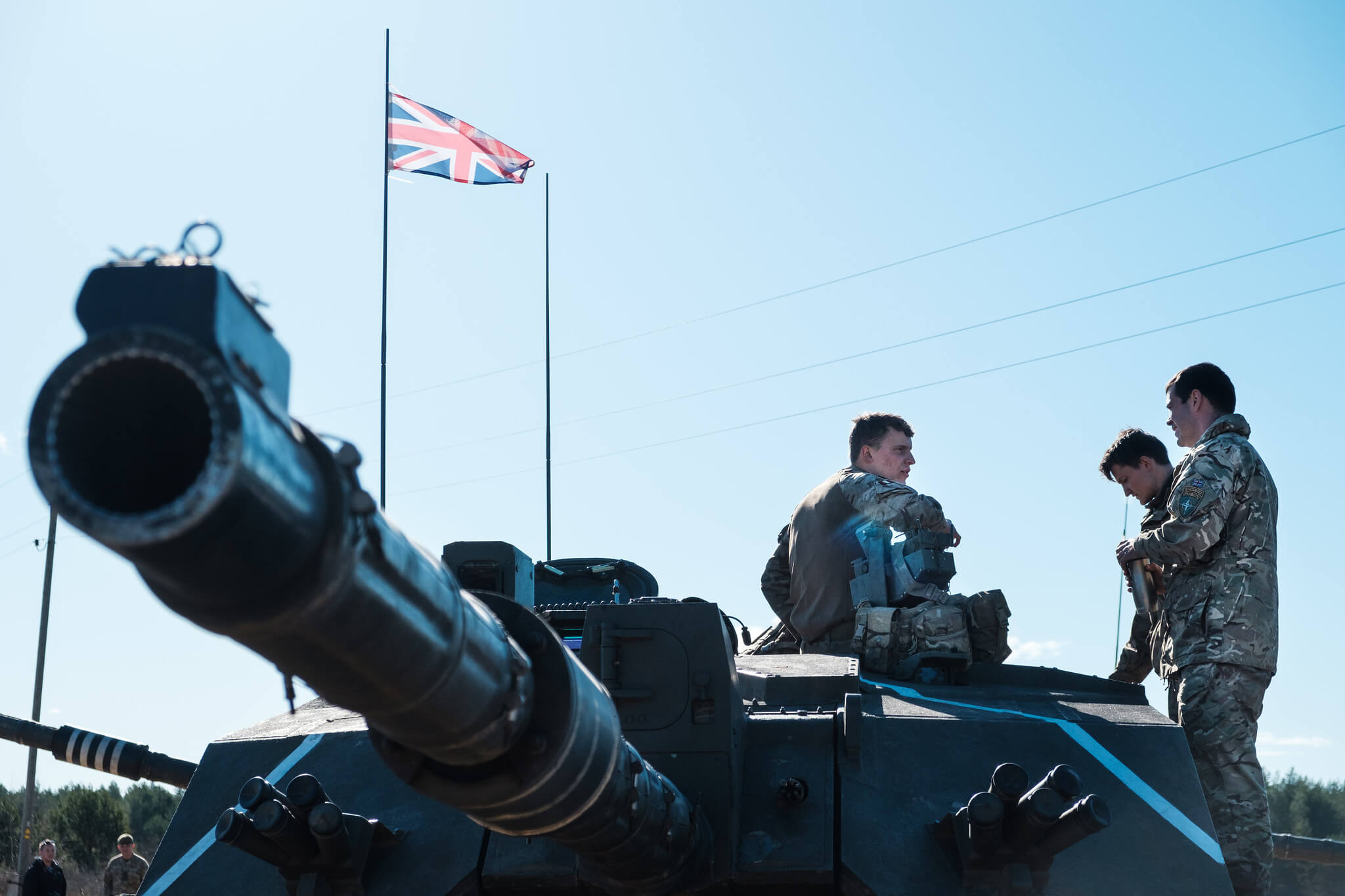 Reino Unido mantiene un papel clave en la defensa europea tras el Brexit, con nuevas alianzas y estrategias en el cambiante escenario geopolítico. 