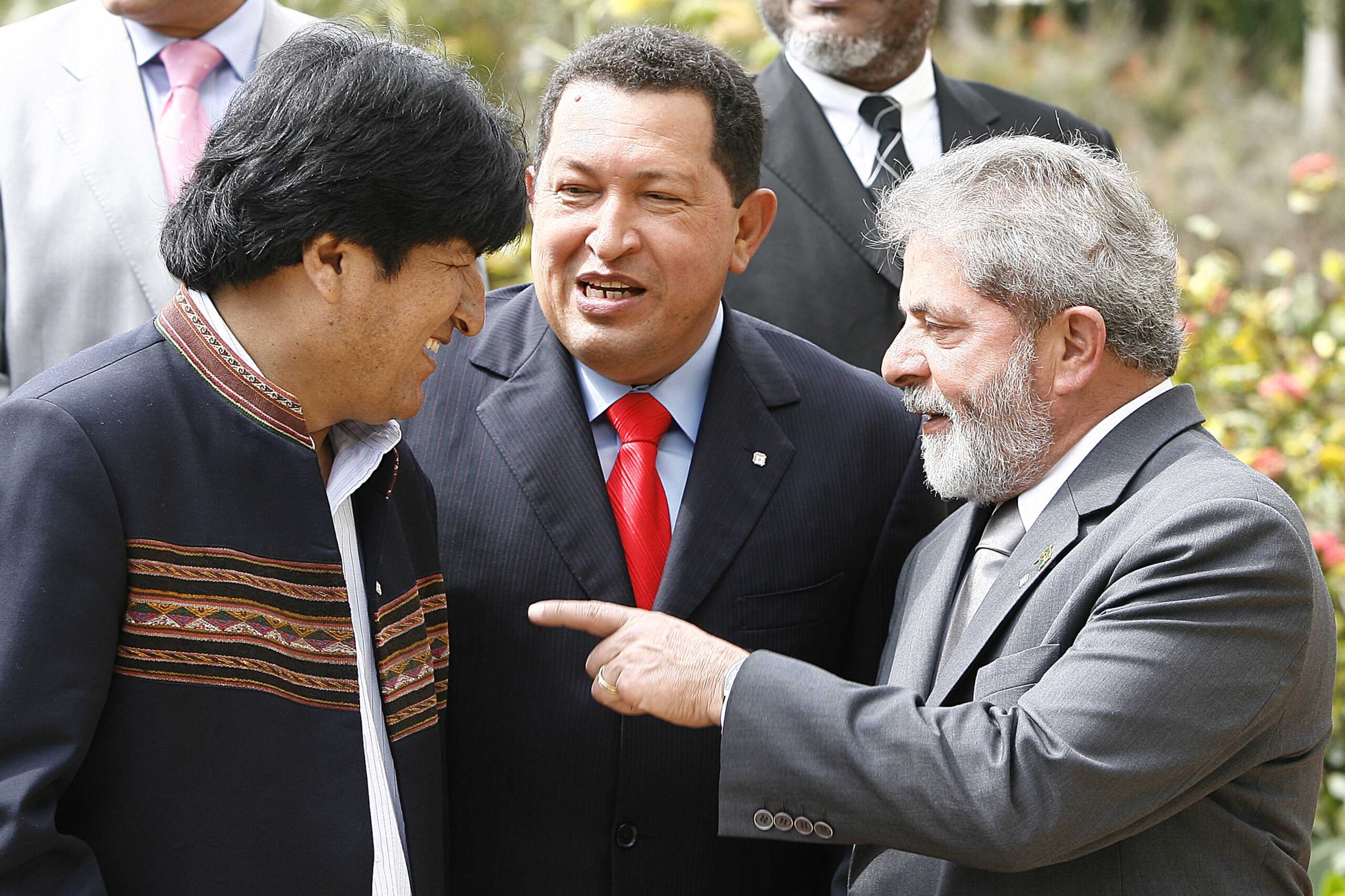 Evo Morales, presidente de Bolivia, junto a los presidentes Hugo Chávez, de Venezuela, y Lula da Silva, de Brasil