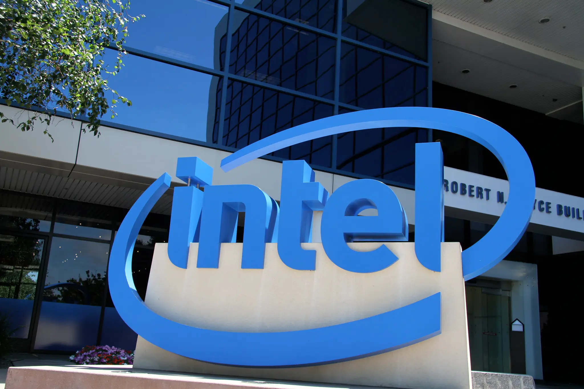 Intel no es solo un gigante tecnológico, sino un símbolo de la industria de los semiconductores, uno de los ámbitos donde se libra la competencia más intensa entre Washington y Pekín.