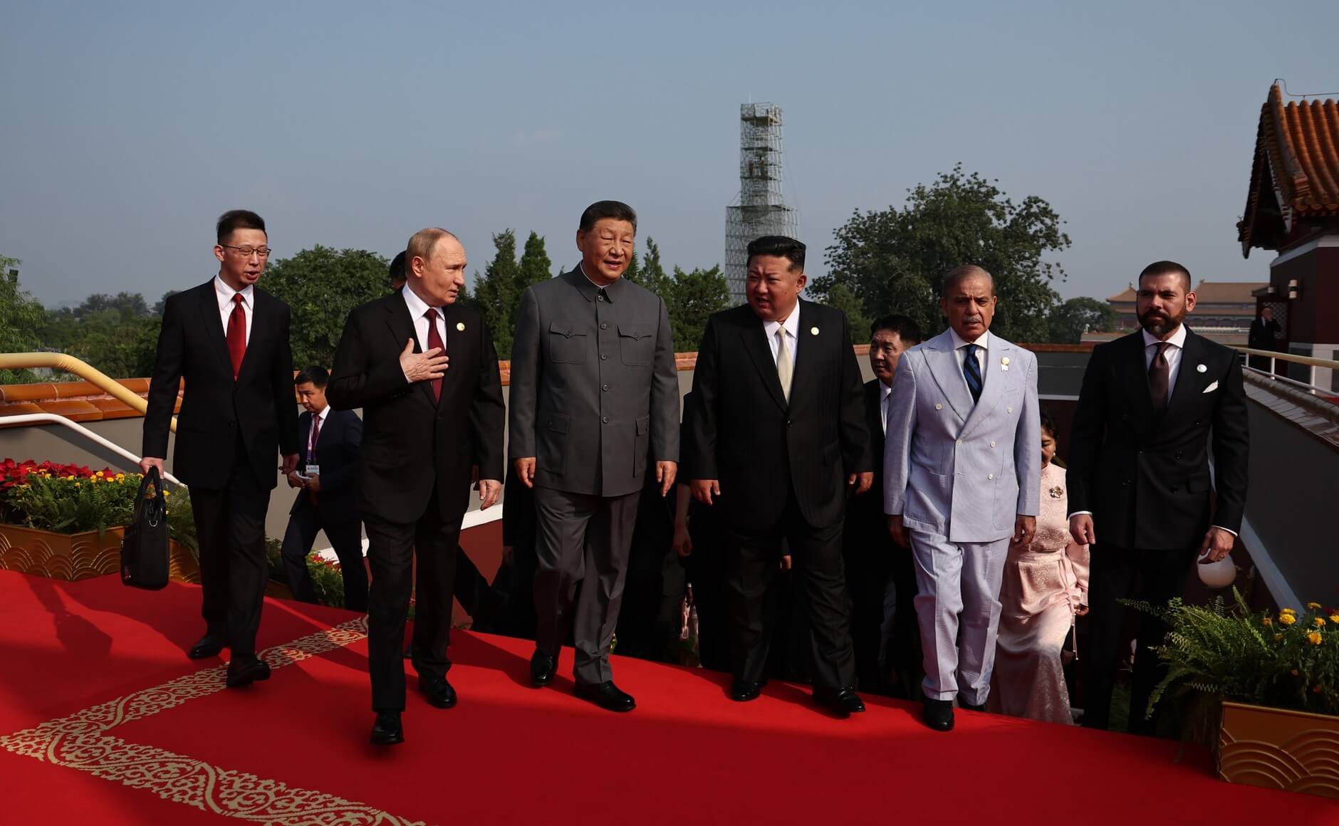 El presidente de la República Popular China, Xi Jinping, flanqueado por Vladimir Putin a su derecha y Kim Jong-un a su izquierda, acompaña al palco a los jefes de Estado invitados al desfile militar en Pekín para conmemorar el 80.º aniversario del fin de la Segunda Guerra Mundial.