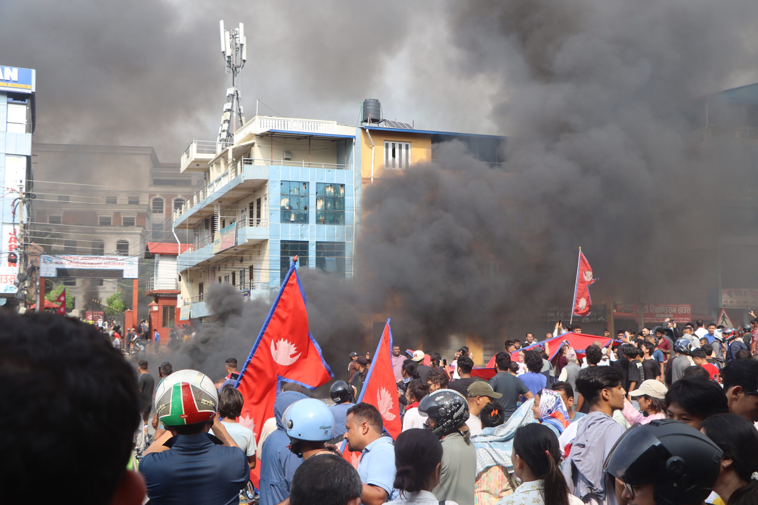 Tras un intenso ciclo de protestas, el gobierno de Nepal, dirigido por Sharma Oli, ha caído, abriendo numerosas incógnitas políticas.