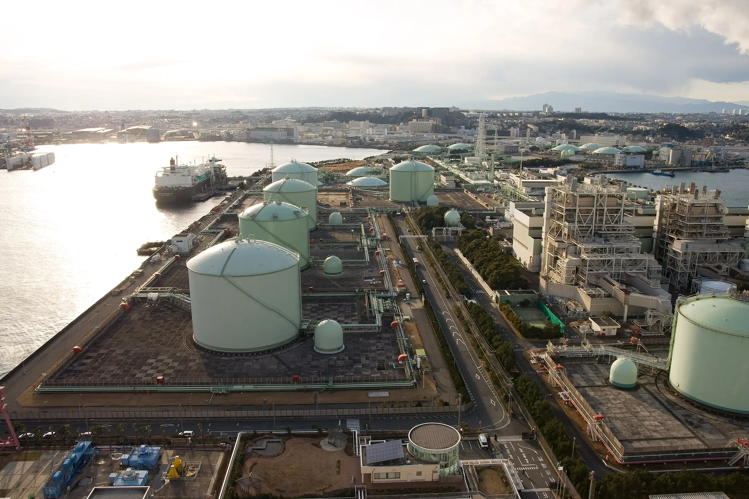 Imagen aérea de una terminal de gas natural licuado (GNL) en Yokohama. 