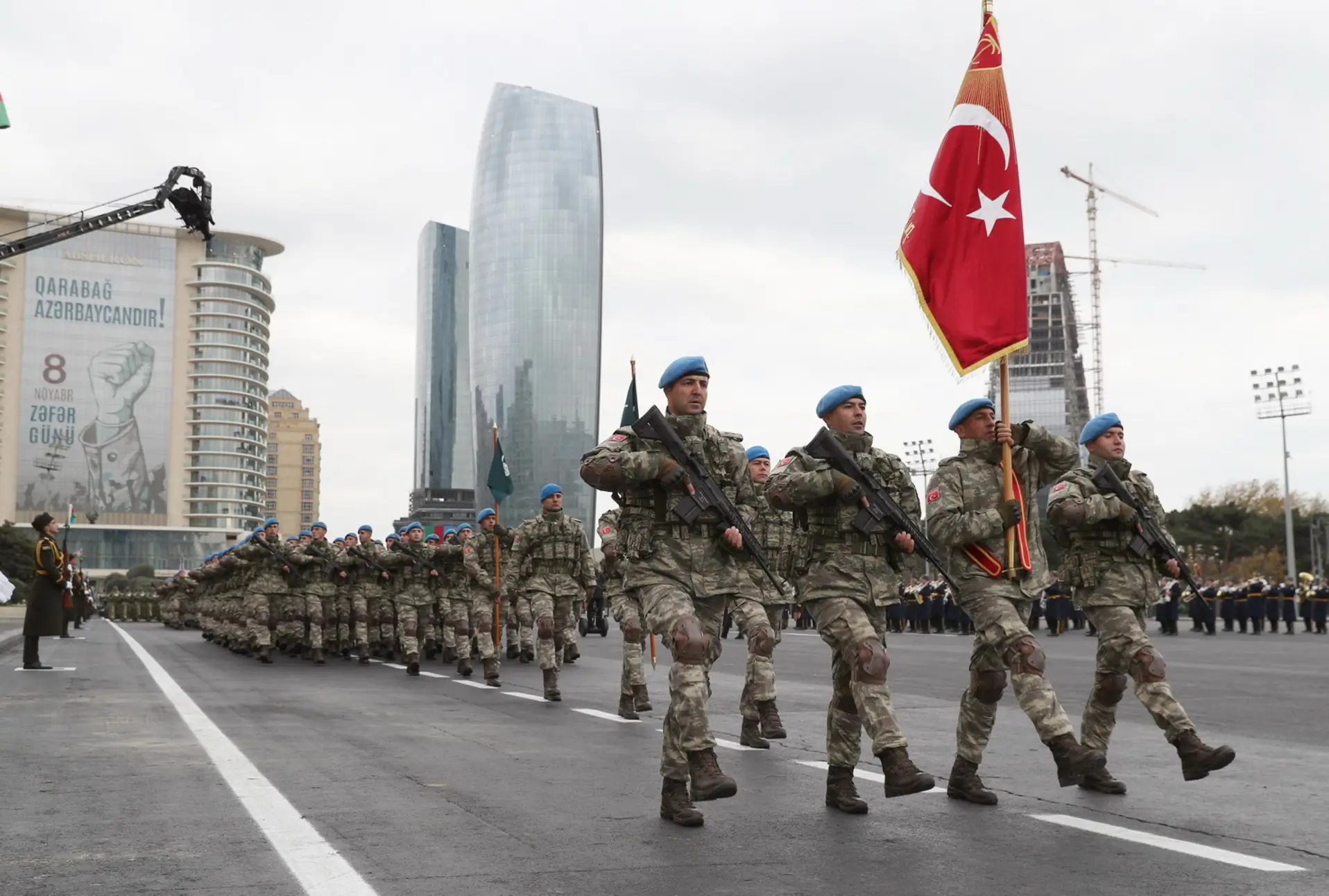 Efectivos del ejército de Turquía participan en un desfile militar en Bakú, Azerbaiyán. 