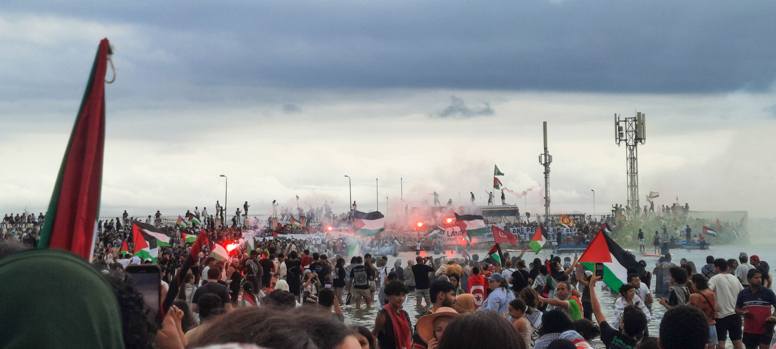 Manifestantes muestran apoyo a la Global Sumud Flotilla de Gaza en su paso por las costas de Túnez. 