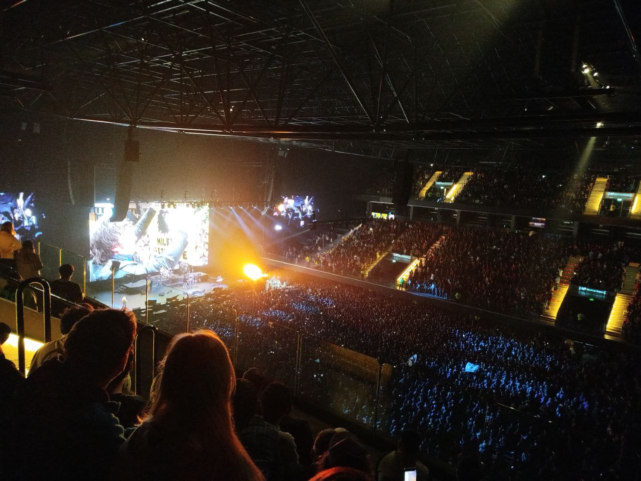 Javier Milei cantando en el Movistar Arena.