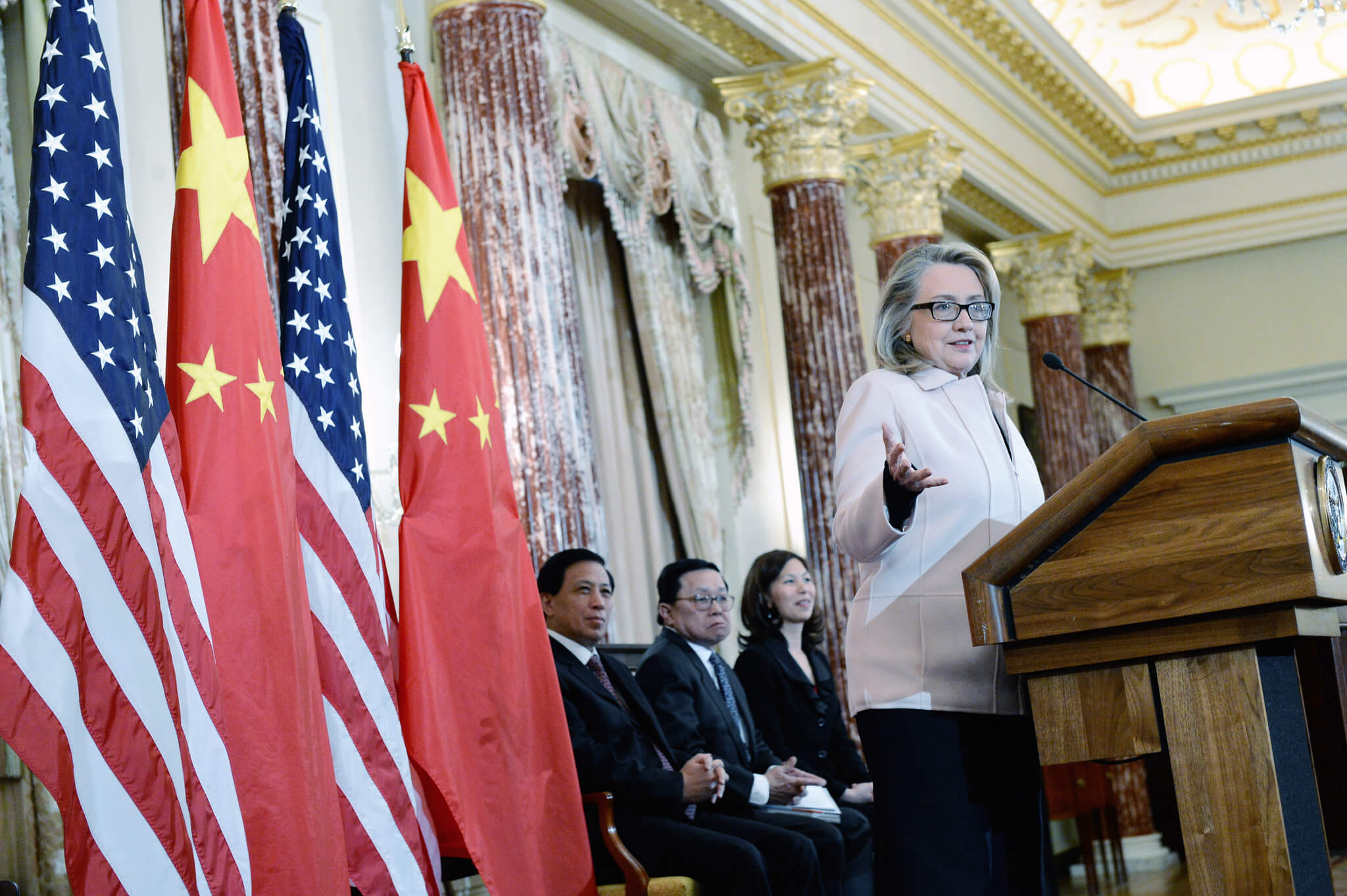  Hillary Clinton fue una de las figuras más prominentes en plantear una versión del concepto G2 entre Estados Unidos y China, aunque ella no lo llamó de esta forma. 