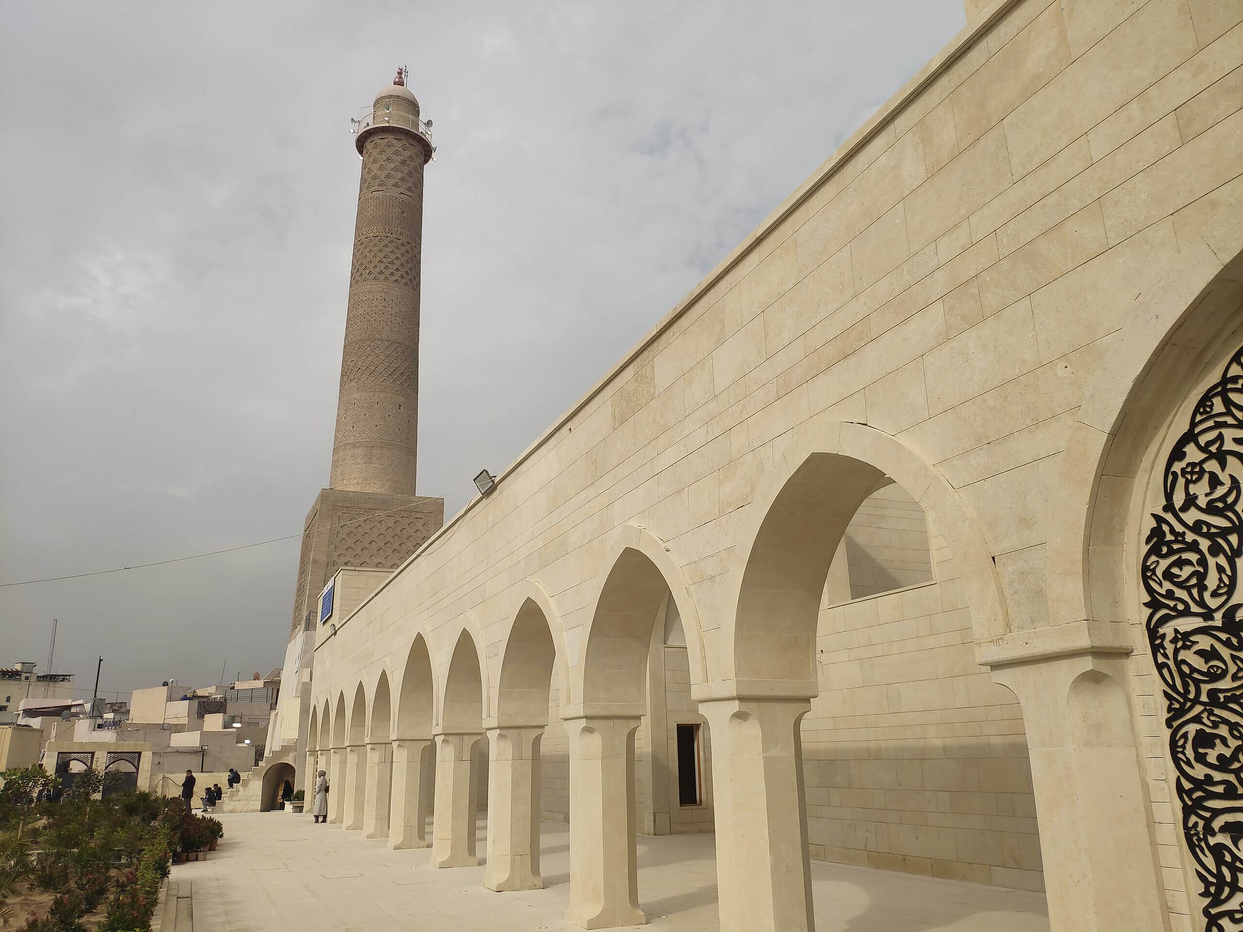 La mezquita al-Nuri de Mosul rehabilitada y reabierta al publico en septiembre de 2025 tras ser destruida por el Estado Islámico. 
