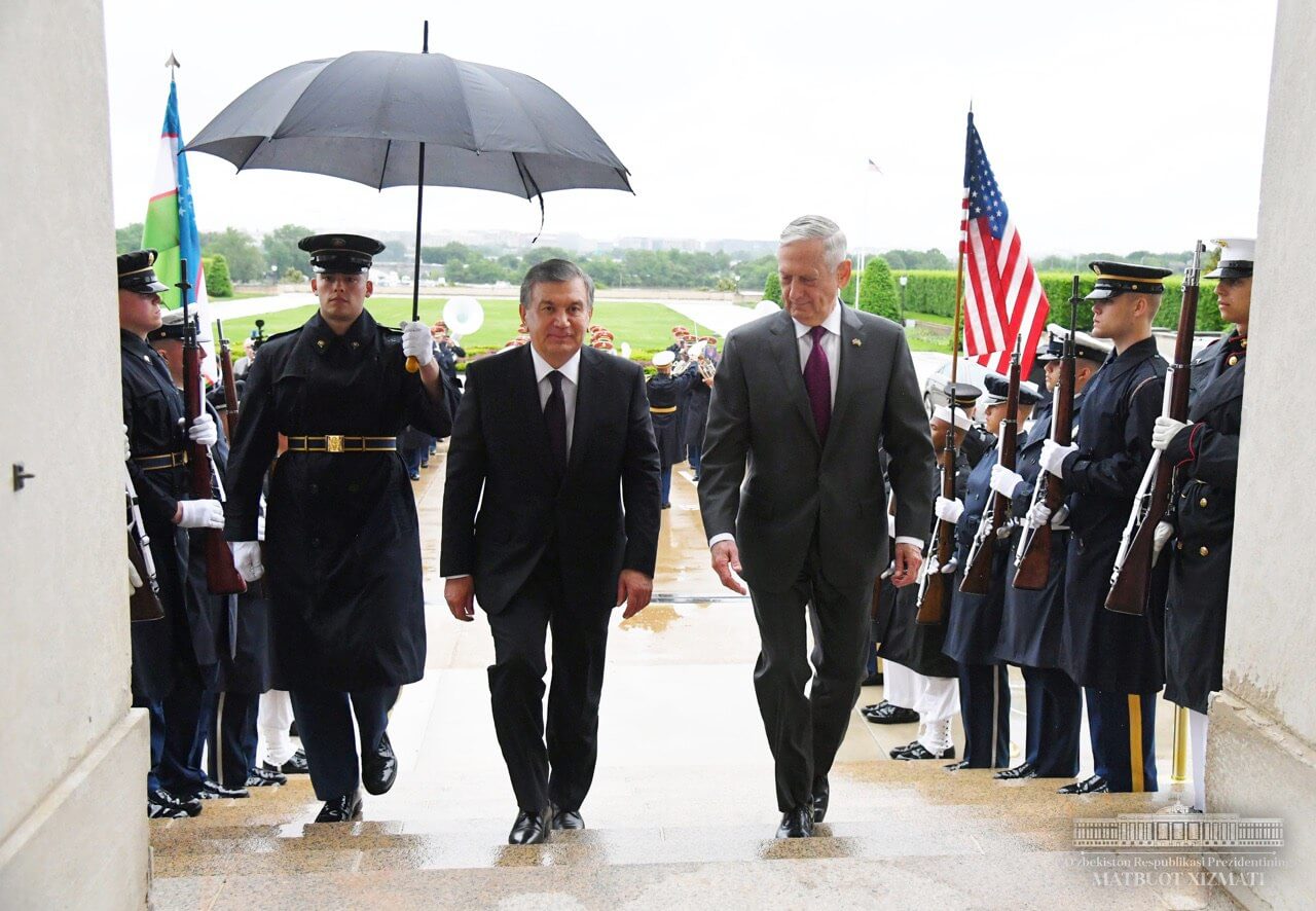 Shavkat Mirziyoyev, presidente uzbeko, se reúne con el Secretario de Defensa, James Mattis, durante su visita a Estados Unidos
