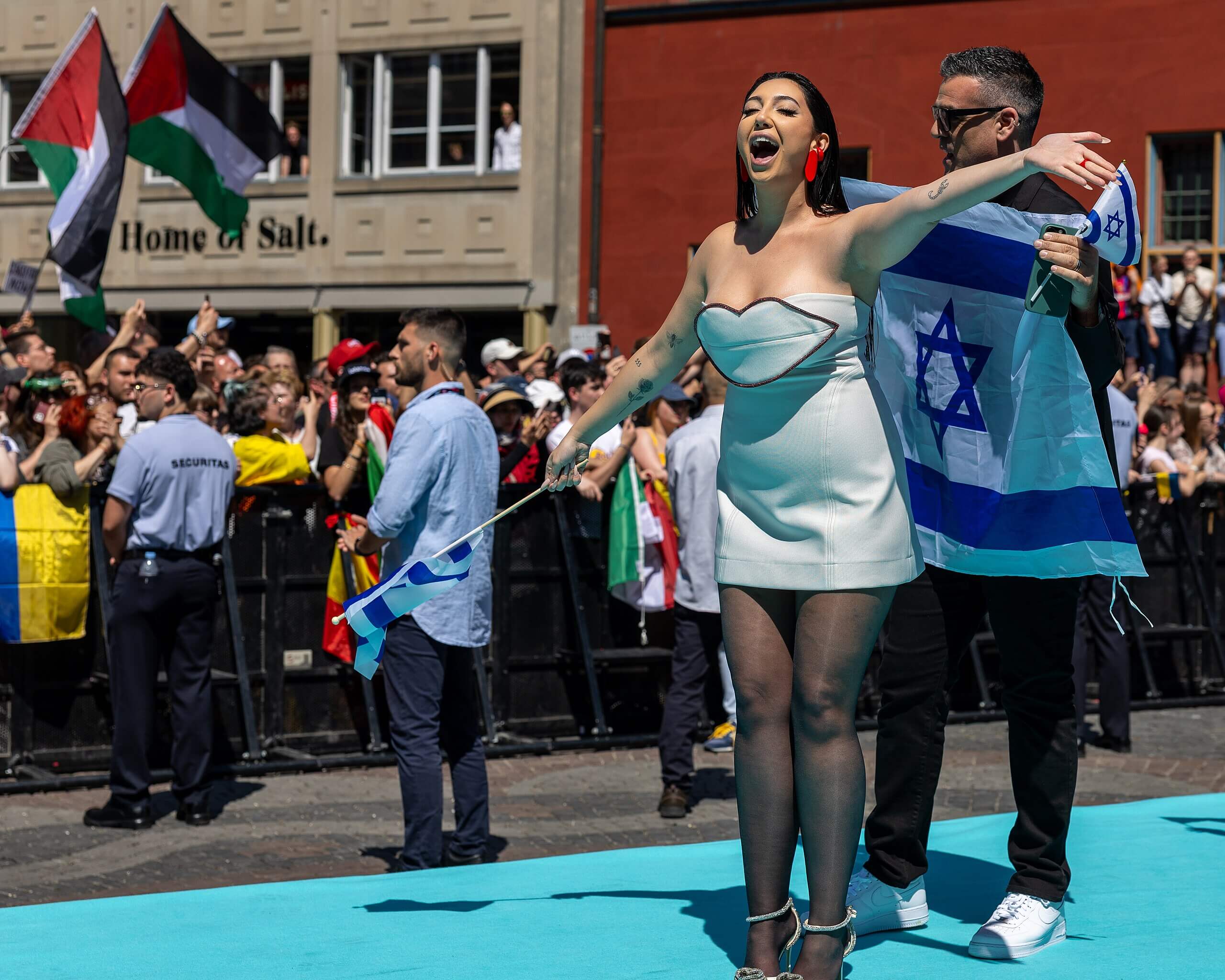 Yuval Raphael, representante de Israel en Eurovisión, acude al certamen celebrado en Basilea, Suiza. 