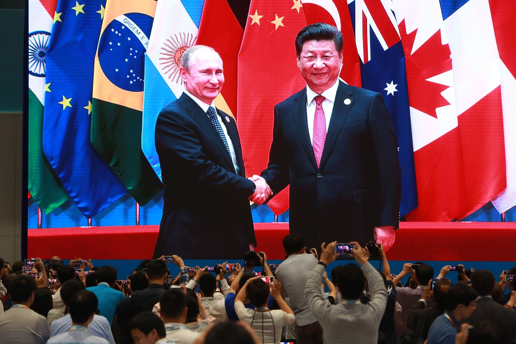 El colapso del orden liberal internacional se caracteriza por el auge de potencias alternativas a Estados Unidos, como Rusia o China, dos países que han reforzado sus lazos en los últimos años. 