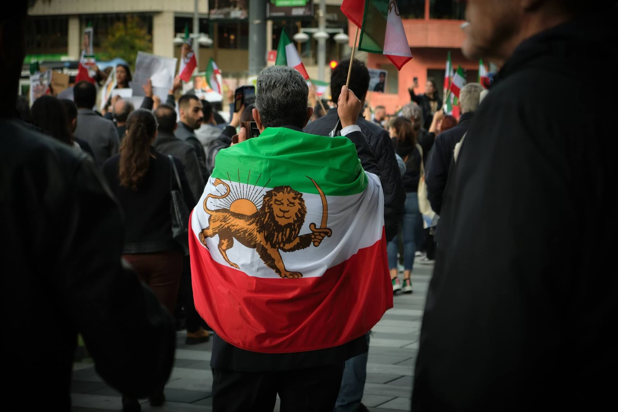 Las protestas en Irán, cuyo origen principal reside en el impacto de las sanciones, se suman a la crisis económica y a las amenazas de intervención militar de Donald Trump e Israel. 