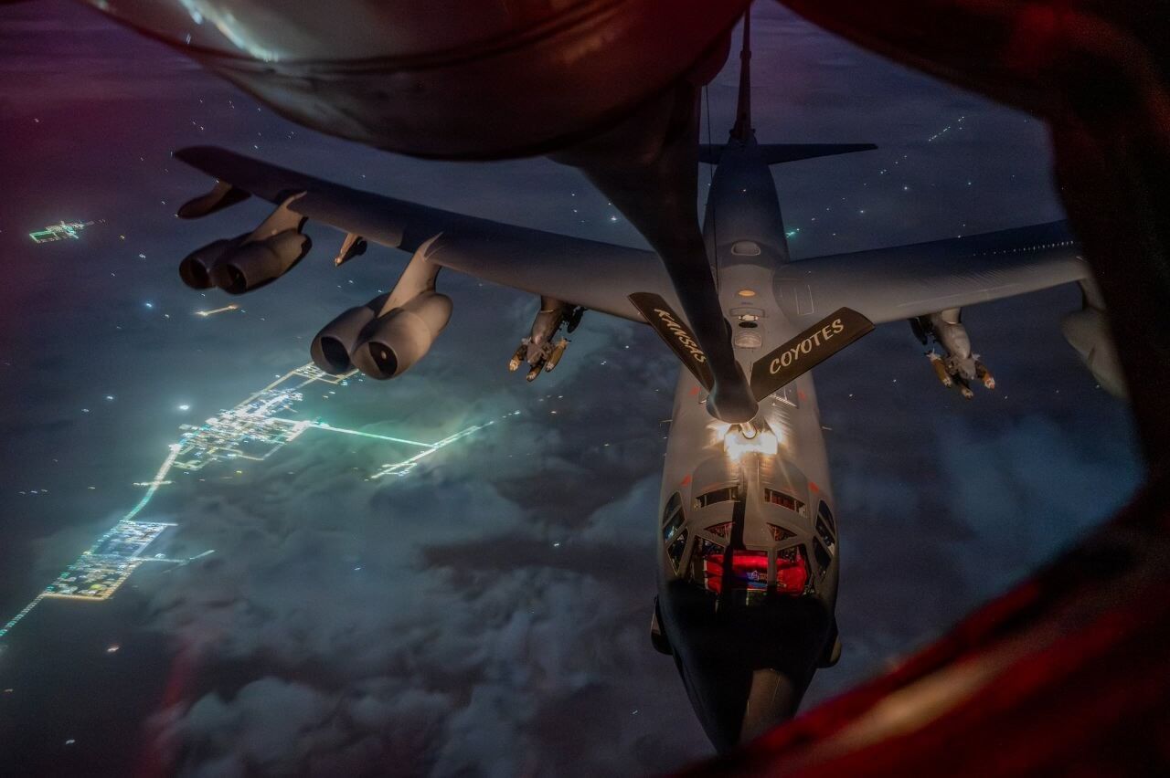 Avión cisterna de Estados Unidos en el espacio aéreo de Arabia Saudí durante la operación Furia Épica.